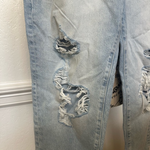 ๐ ULTRA HIGH DITRESSED MOM JEANS LIGHT WASH SIZE 2 ๐๐ฆ๐๐ฌ๐ต๐๐๐ท๐ฉต - Picture 5 of 9